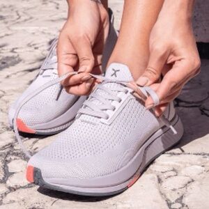 Flux Adapt Runner Women’s 12 | Dove color